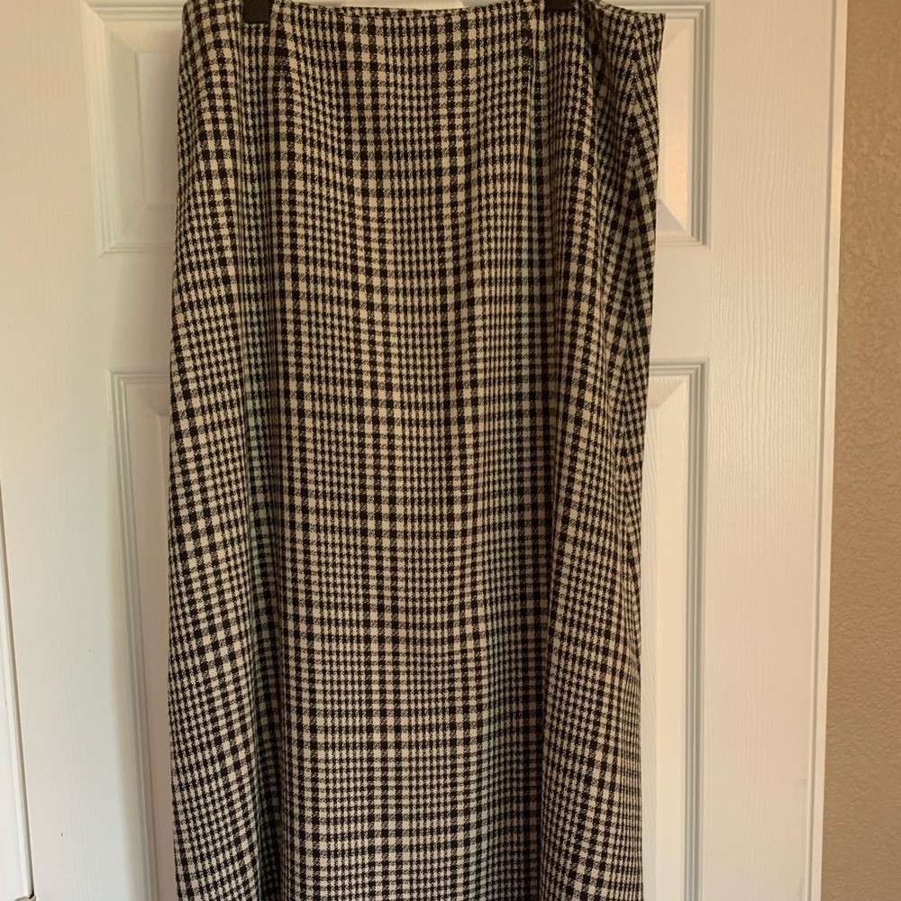 Ankle length black/white pattered skirt